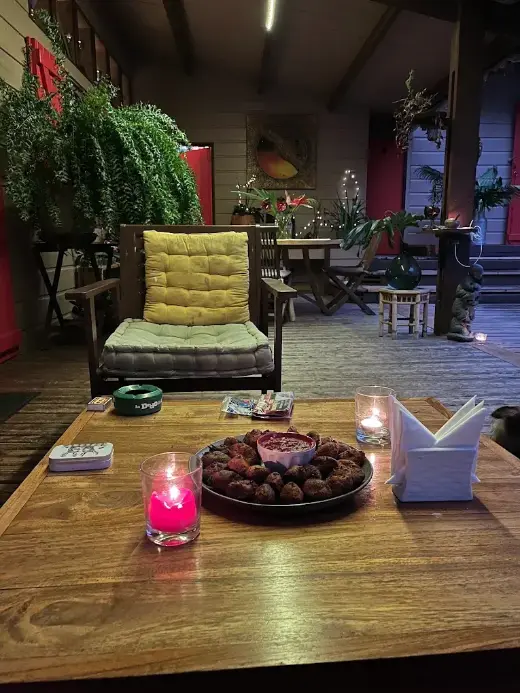 Apéritif créole de la chambre d'hôtes : bonbons piment, rougail, bougies sous la varangue