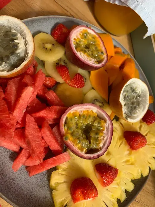 Assiette de fruits frais du petit-déjeuner de la chambre d'hôtes, La Réunion