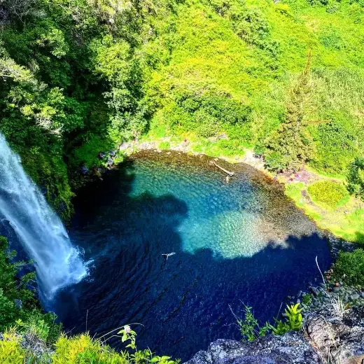 Le grand bassin et sa cascade vus du haut, eau turquoise et bleu profond