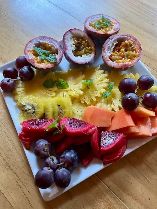 Petit-déjeuner de la chambre d'hôtes : fruits tropicaux de La Réunion, passion, ananas, papaye, pitaya